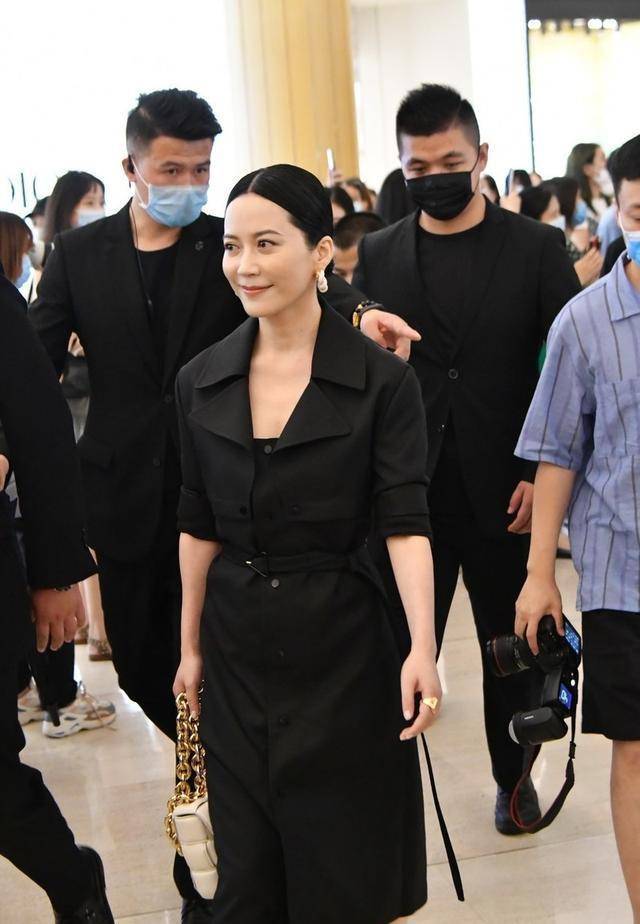 俞飞鸿太会搭配了优雅黑裙尽显CQ9电子 CQ9传奇电子精致中年女人一定要自信才美丽(图4)