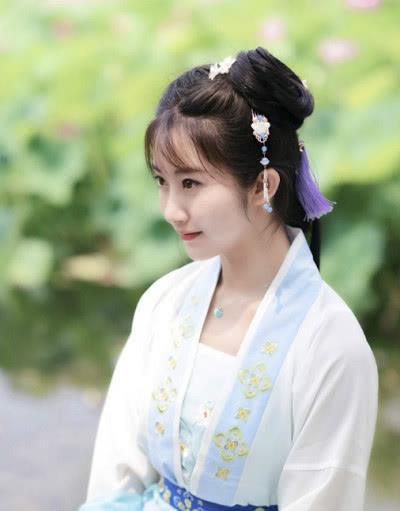 古风美女“关晓彤”穿着CQ9电子 CQ9传奇电子齐胸襦裙和对襟汉服你觉得那个更漂亮