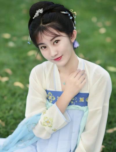 古风美女“关晓彤”穿着CQ9电子 CQ9传奇电子齐胸襦裙和对襟汉服你觉得那个更漂亮(图2)
