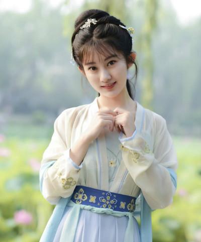 古风美女“关晓彤”穿着CQ9电子 CQ9传奇电子齐胸襦裙和对襟汉服你觉得那个更漂亮(图3)