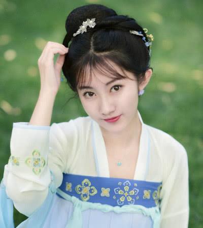 古风美女“关晓彤”穿着CQ9电子 CQ9传奇电子齐胸襦裙和对襟汉服你觉得那个更漂亮(图4)