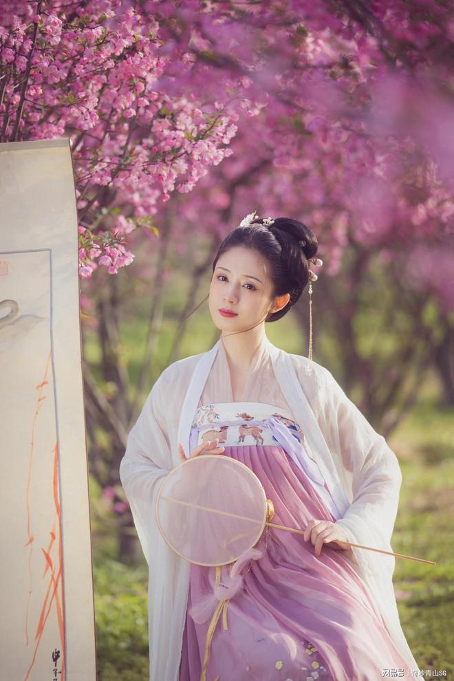 【汉服美女赏析】清晨桃花林汉服美人如画CQ9电子 CQ9传奇电子(图4)