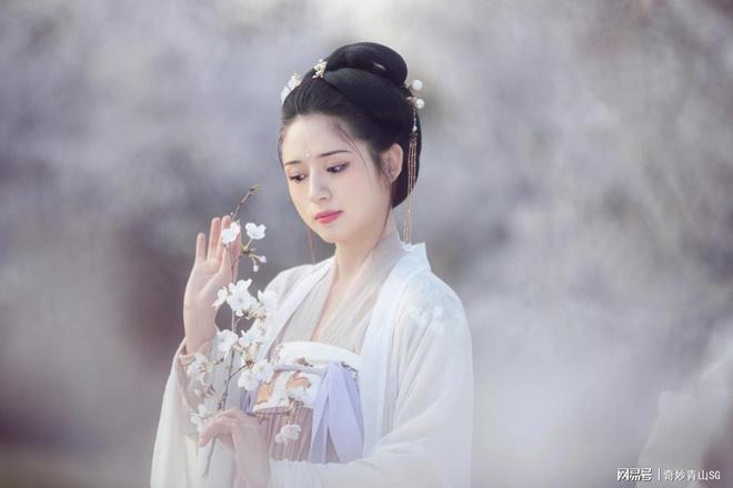【汉服美女赏析】清晨桃花林汉服美人如画CQ9电子 CQ9传奇电子(图2)