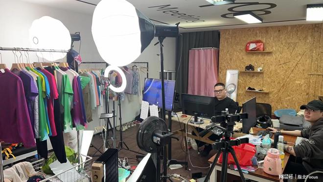 大厂青年辞职卖中老年服装：广场舞姐姐是他CQ9电子 CQ9传奇电子的忠粉(图2)