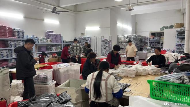 大厂青年辞职卖中老年服装：广场舞姐姐是他CQ9电子 CQ9传奇电子的忠粉(图5)