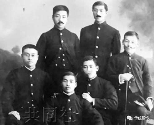 CQ9电子 CQ9传奇电子穿「中山装」的就是好人？(图4)
