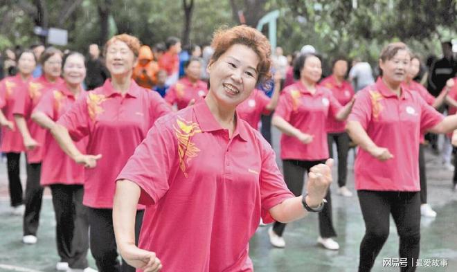 CQ9电子 CQ9传奇电子越来越多中年大妈陷入广场舞除了锻炼身体竟还有这些功效(图2)