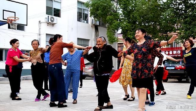 CQ9电子 CQ9传奇电子越来越多中年大妈陷入广场舞除了锻炼身体竟还有这些功效(图3)