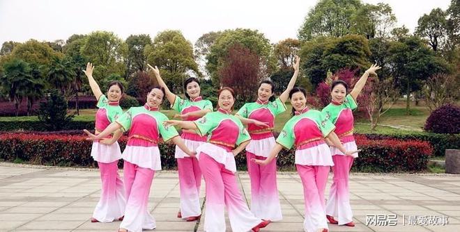 CQ9电子 CQ9传奇电子越来越多中年大妈陷入广场舞除了锻炼身体竟还有这些功效(图7)