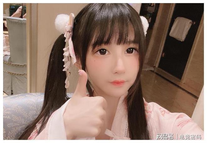 CQ9电子 CQ9传奇电子蔡萝莉化身霸气学姐风格有了较大变化：兔女郎头饰配灰丝？绝了