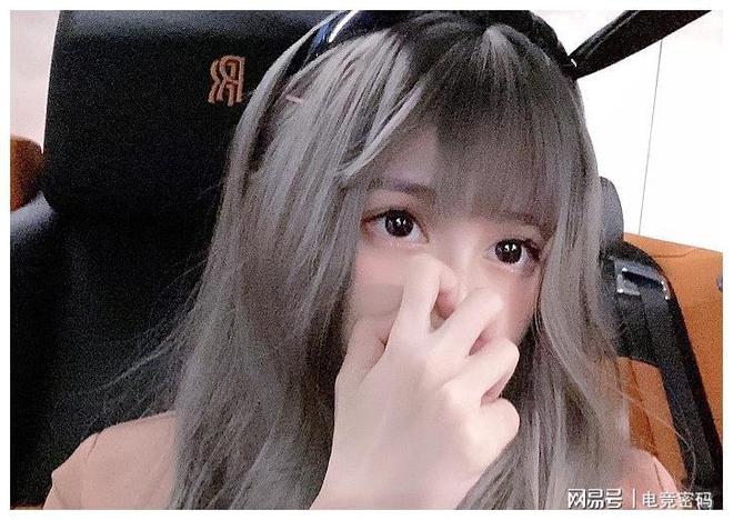 CQ9电子 CQ9传奇电子蔡萝莉化身霸气学姐风格有了较大变化：兔女郎头饰配灰丝？绝了(图2)