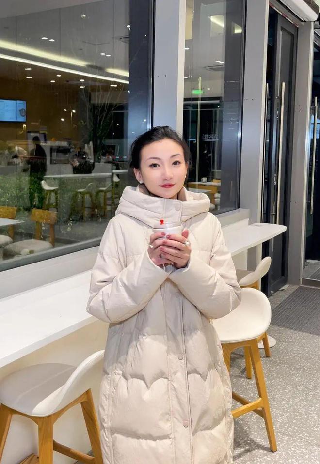 CQ9电子 CQ9传奇电子今年秋冬最火的大女主外套女明星都在抢着穿(图22)