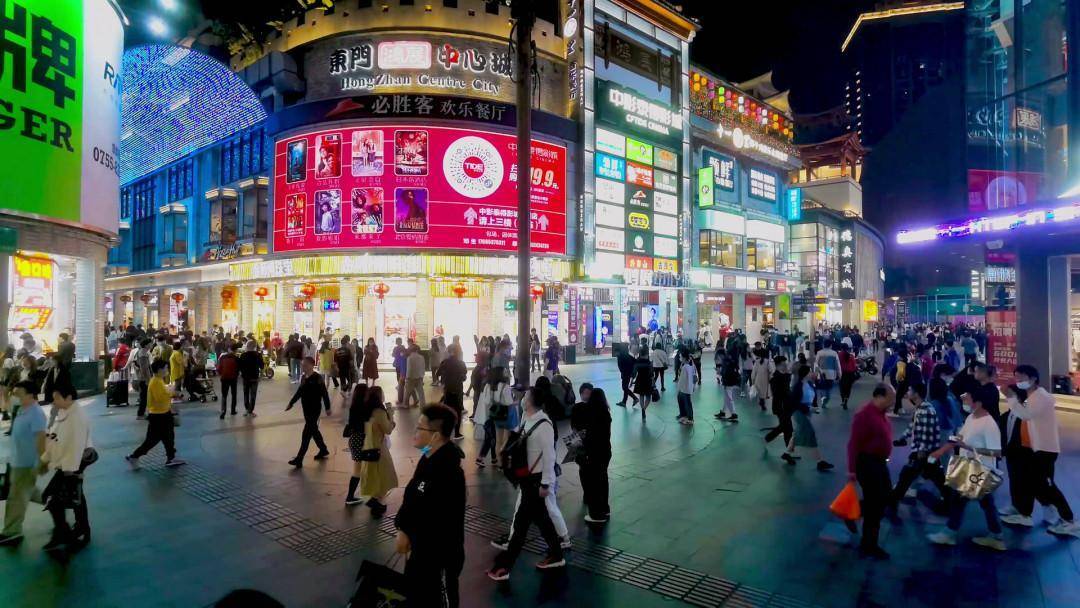 旺季终于来了服装批发市场迎来人挤人盛CQ9电子 CQ9传奇电子况！(图4)
