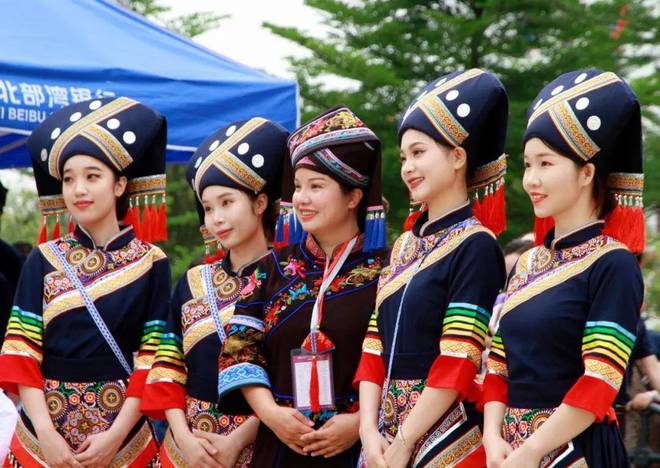 【陆耀儒文】纳福彩绣重塑壮族传统服饰CQ9电子 CQ9传奇电子(图2)