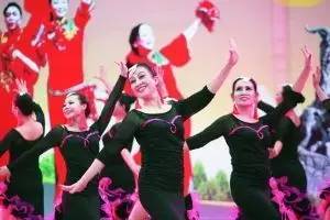 跳广场舞我只服西昌大妈CQ9电子 CQ9传奇电子(图2)