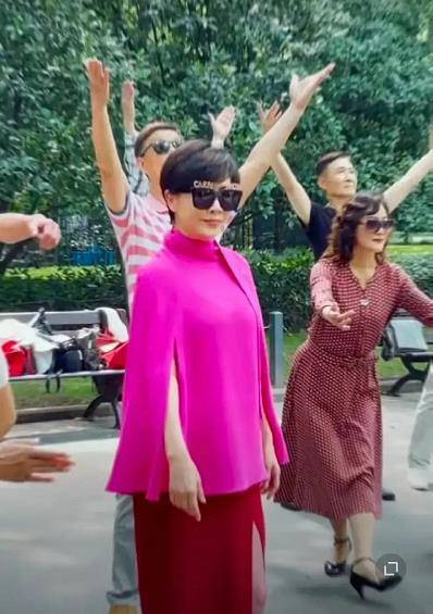 刘嘉玲也太接地气了身穿粉衣红裙跳广场CQ9电子 CQ9传奇电子舞美成全场的焦点(图2)