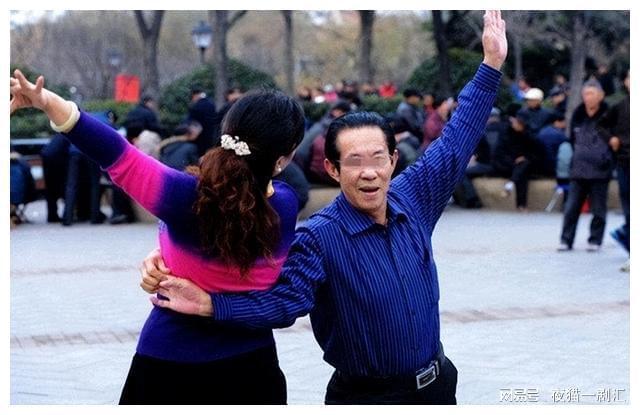 CQ9电子 CQ9传奇电子妻子沉迷跳广场舞丈夫起诉要离婚真是广场舞跳散了这个家吗？(图3)