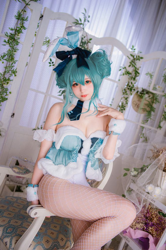 CQ9电子 CQ9传奇电子Cosplay：初音未来“兔女郎”造型写真白色渔网袜性感时尚(图2)