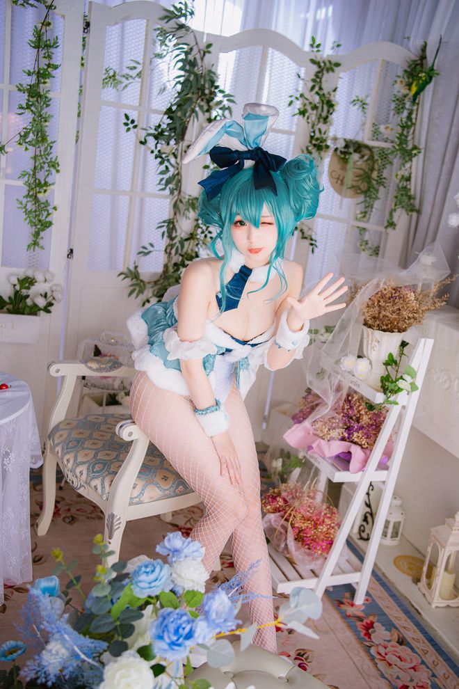 CQ9电子 CQ9传奇电子Cosplay：初音未来“兔女郎”造型写真白色渔网袜性感时尚(图5)