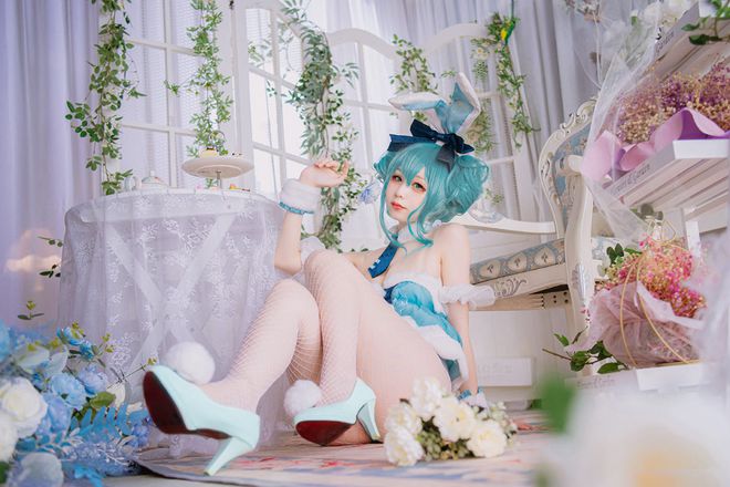 CQ9电子 CQ9传奇电子Cosplay：初音未来“兔女郎”造型写真白色渔网袜性感时尚(图6)