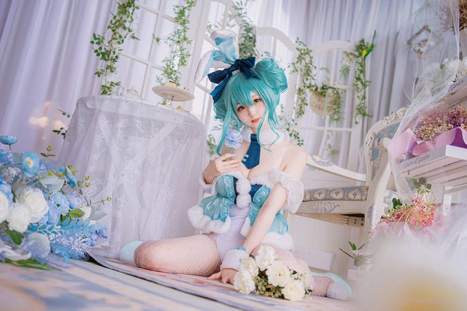 CQ9电子 CQ9传奇电子Cosplay：初音未来“兔女郎”造型写真白色渔网袜性感时尚(图3)