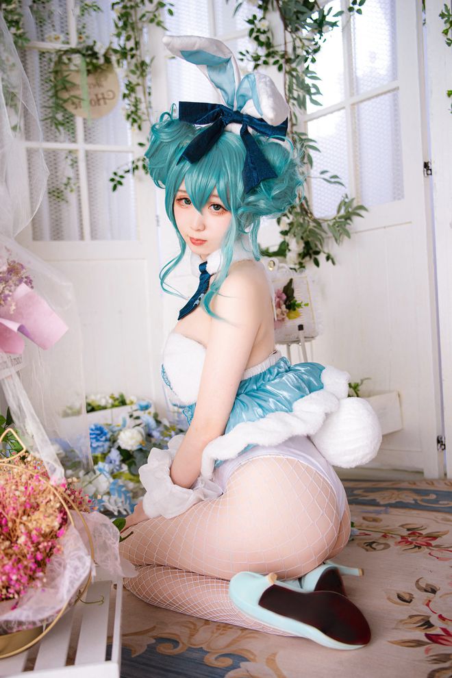 CQ9电子 CQ9传奇电子Cosplay：初音未来“兔女郎”造型写真白色渔网袜性感时尚(图7)