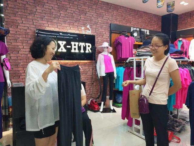 实体店一件衣服5CQ9电子 CQ9传奇电子00元为何电商却只卖几十块？答案被揭开了(图3)