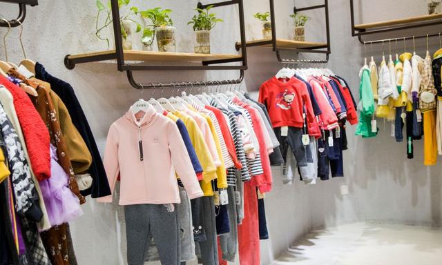 实体店一件衣服5CQ9电子 CQ9传奇电子00元为何电商却只卖几十块？答案被揭开了(图2)