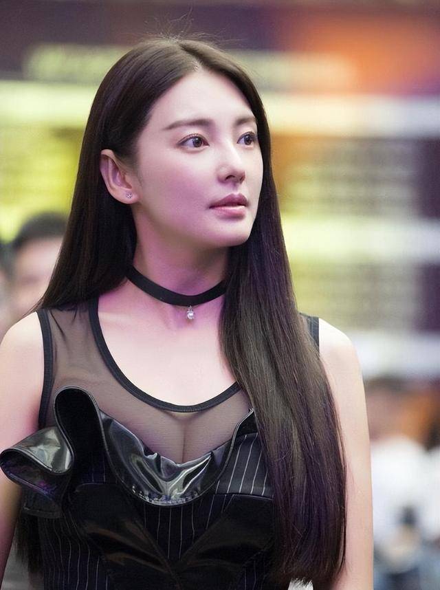 露下乳、半露内裤、、这几位CQ9电子 CQ9传奇电子女明星把“诱惑”玩到了极致