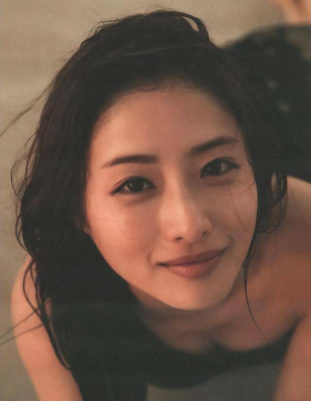露下乳、半露内裤、、这几位CQ9电子 CQ9传奇电子女明星把“诱惑”玩到了极致(图5)