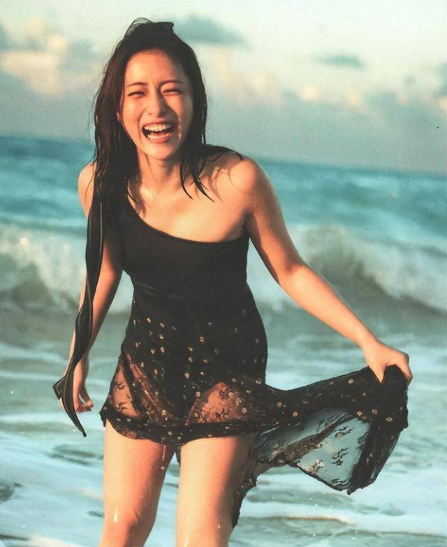 露下乳、半露内裤、、这几位CQ9电子 CQ9传奇电子女明星把“诱惑”玩到了极致(图6)