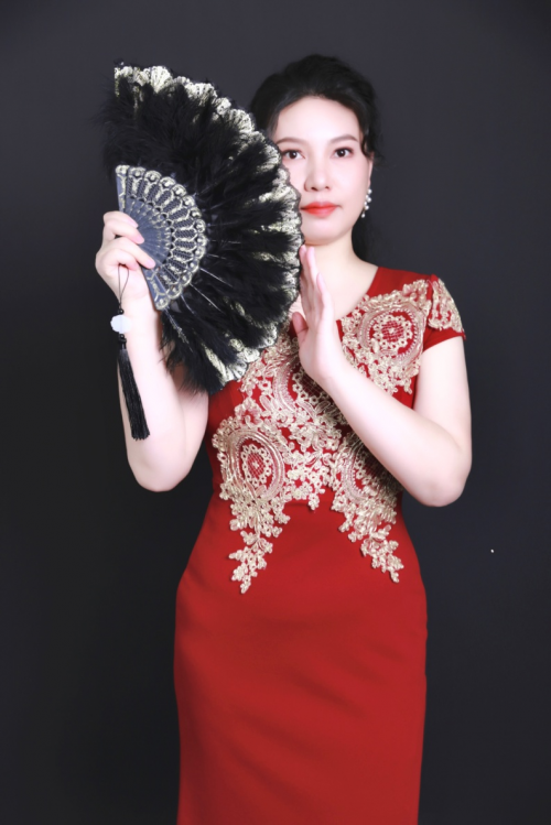 CQ9电子 CQ9传奇电子中老年平面模特王月秀：演绎岁月韵味展现生活新风采(图3)