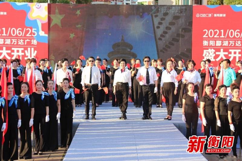 “夕阳CQ9电子 CQ9传奇电子无限好”衡阳300多名中老年模特走上T台 秀出别样风采(图2)