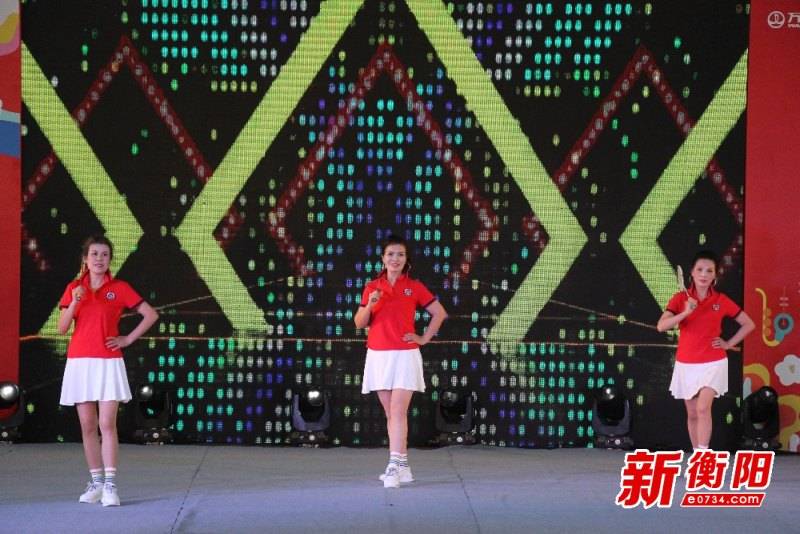 “夕阳CQ9电子 CQ9传奇电子无限好”衡阳300多名中老年模特走上T台 秀出别样风采(图3)