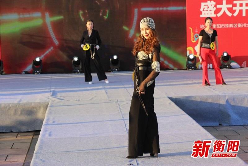“夕阳CQ9电子 CQ9传奇电子无限好”衡阳300多名中老年模特走上T台 秀出别样风采(图4)