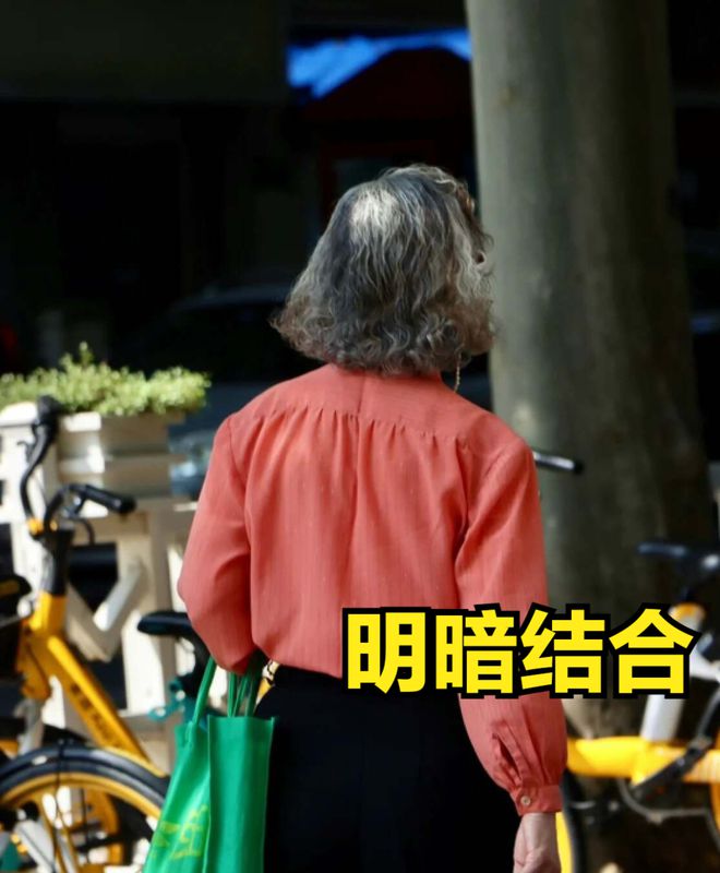 被上海街头奶奶惊艳到！衣服宽松、款式花哨却个个气质又优雅CQ9电子 CQ9传奇电子(图15)