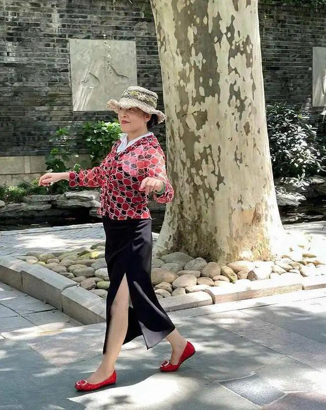 被上海街头奶奶惊艳到！衣服宽松、款式花哨却个个气质又优雅CQ9电子 CQ9传奇电子(图17)