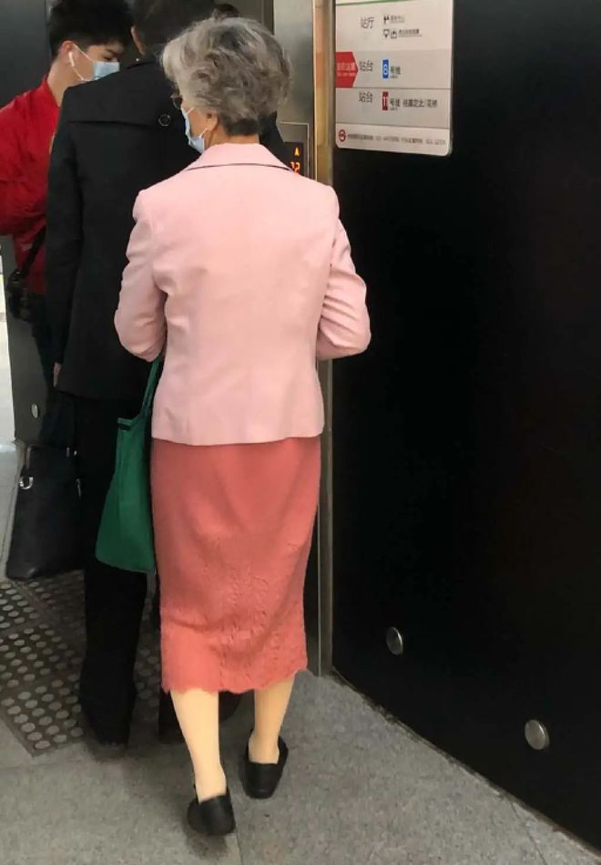 被上海街头奶奶惊艳到！衣服宽松、款式花哨却个个气质又优雅CQ9电子 CQ9传奇电子(图16)
