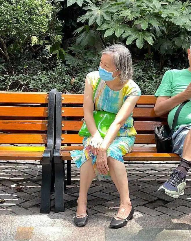 被上海街头奶奶惊艳到！衣服宽松、款式花哨却个个气质又优雅CQ9电子 CQ9传奇电子(图19)