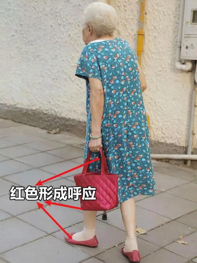 被上海街头奶奶惊艳到！衣服宽松、款式花哨却个个气质又优雅CQ9电子 CQ9传奇电子(图23)