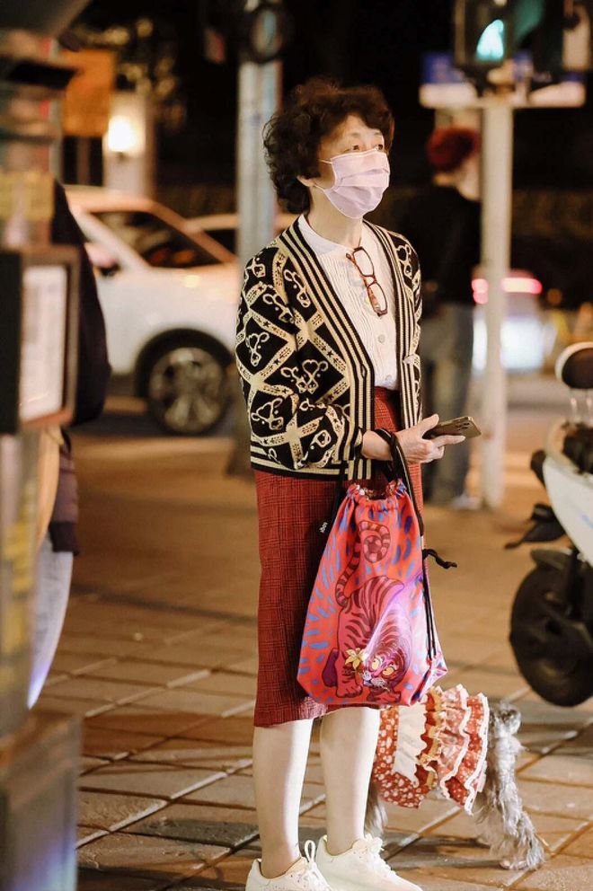 被上海街头奶奶惊艳到！衣服宽松、款式花哨却个个气质又优雅CQ9电子 CQ9传奇电子(图20)
