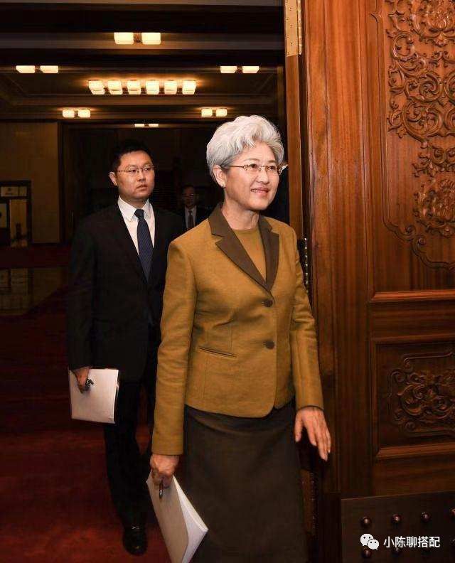 从70岁傅莹身上我总结出了3个中年女人气质穿搭的思路CQ9电子 CQ9传奇电子很惊艳