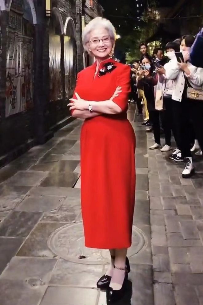 CQ9电子 CQ9传奇电子别人的91岁是啥样服装穿搭以及发型堪比教科书真是神仙奶奶(图6)