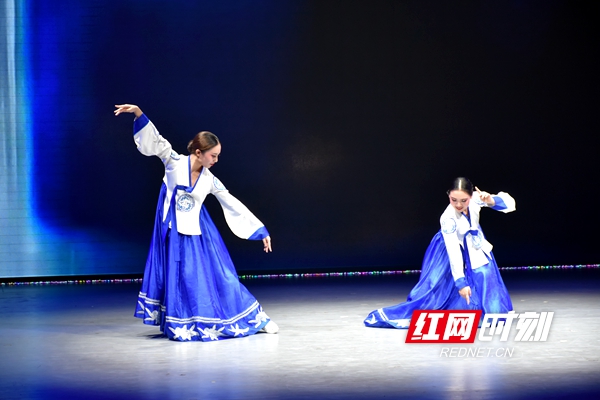 舞蹈服饰有多美？“曼舞霓裳”CQ9电子 CQ9传奇电子绽放星城(图3)
