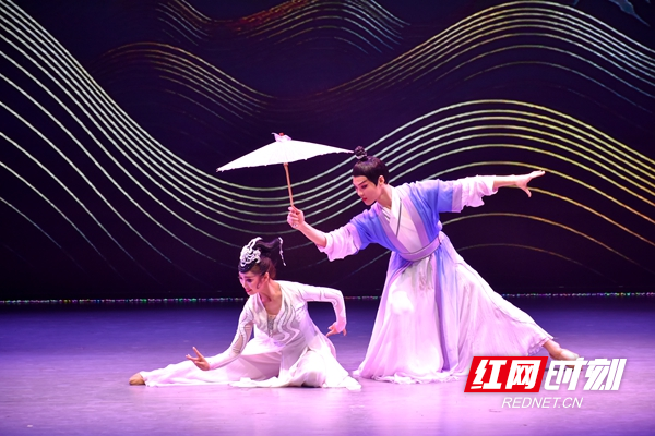 舞蹈服饰有多美？“曼舞霓裳”CQ9电子 CQ9传奇电子绽放星城(图2)