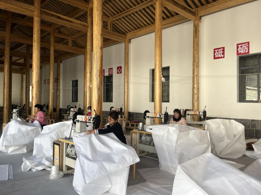 “务农、顾家、挣钱”三不误这家工厂为解决留守妇女就业出了力CQ9电子 CQ9传奇电子(图2)
