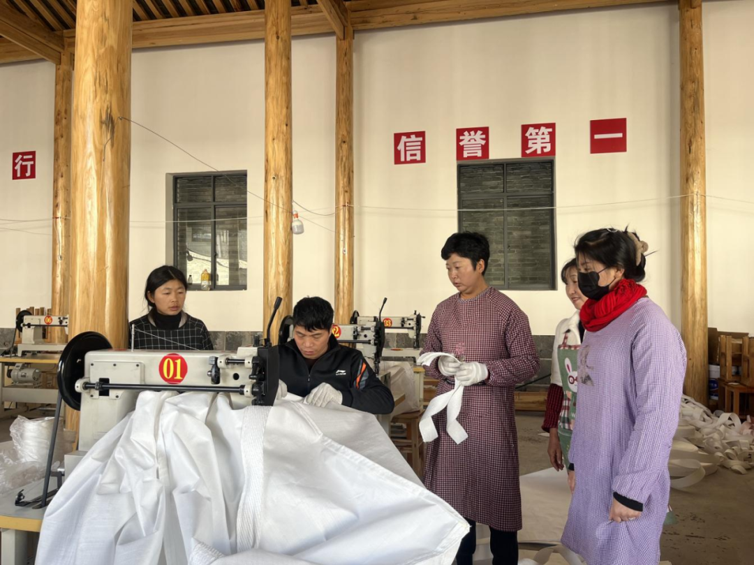“务农、顾家、挣钱”三不误这家工厂为解决留守妇女就业出了力CQ9电子 CQ9传奇电子(图4)