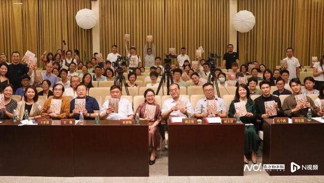 千墓难得一衣！这本书CQ9电子 CQ9传奇电子揭秘了沈从文指引下的纺织考古之路(图11)