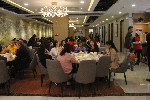 CQ9电子 CQ9传奇电子皮具城里开饭店！广州批发市场转型业态日渐丰富(图3)