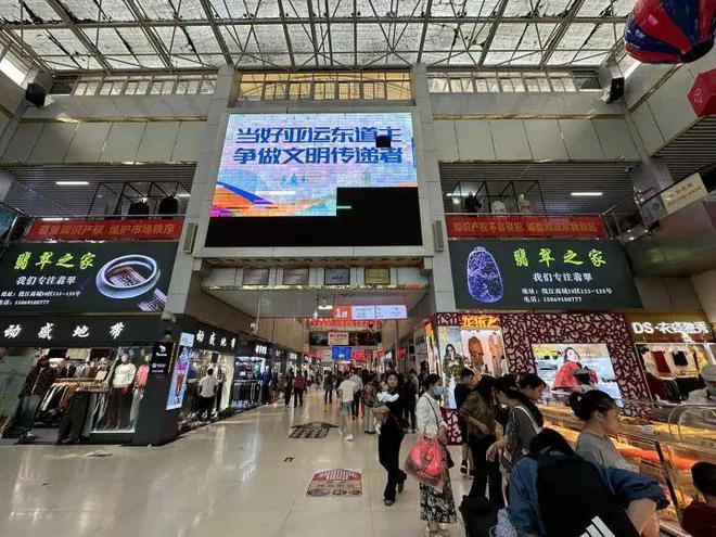 冲上热搜！外CQ9电子 CQ9传奇电子国运动员组团逛杭州四季青开口就是对半砍！店主：他们太会了(图3)